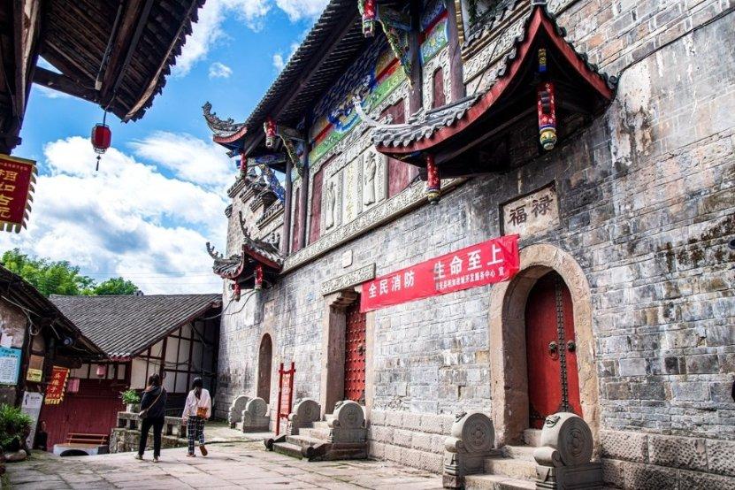 铜仁职业技术学院走访慰问离退休老同志